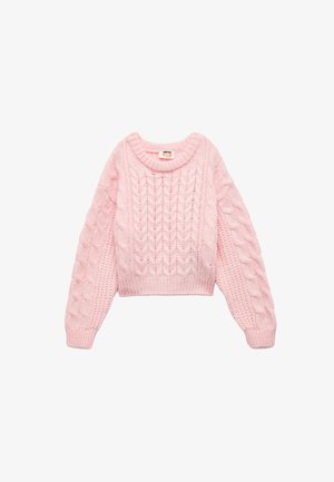 Różowy sweter z dzianiny o skróconym kroju, z okrągłym dekoltem i teksturowanymi wzorami w warkocze na korpusie i rękawach.