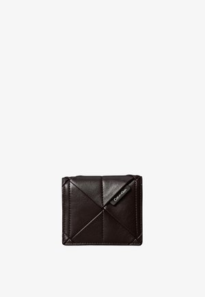 Portefeuille en cuir noir matelassé avec des coutures triangulaires et une petite étiquette logo Calvin Klein au centre avant.