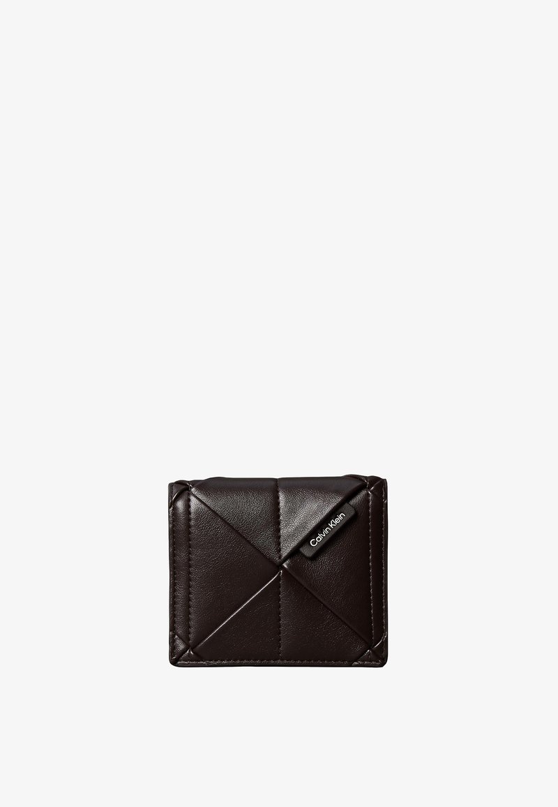 Portefeuille en cuir noir matelassé avec des coutures triangulaires et une petite étiquette logo Calvin Klein au centre avant.