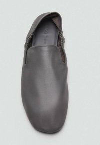 Szary skórzany but wsuwany z elastycznymi bokami, płaskim fasonem, zaokrąglonym noskiem i gładką fakturą. Wnętrze wyściełane miękką podszewką.