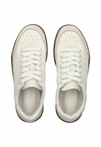 Bílé kožené tenisky s perforovanými detaily, plochými tkaničkami a hnědou gumovou podrážkou. Hladký povrch a minimalistický design.