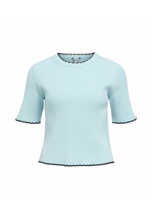 Pull côtelé bleu clair à manches courtes avec un col rond, présentant des bords festonnés noirs aux manches et à l'ourlet.