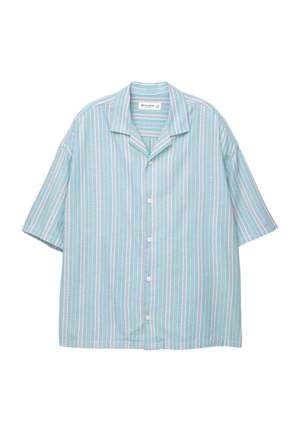 Kortärmad skjorta med knapplås i ljusblått med vertikala ränder i rosa och vitt. Har en spridd krage och mjukt, strukturerat tyg.