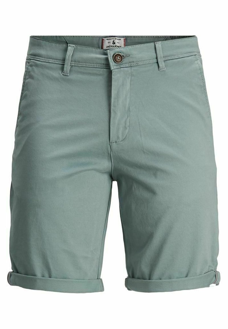 Pantaloni corti in cotone verde chiaro con orlo arrotolato, dotati di chiusura con bottone frontale e tasche laterali. Tessuto liscio e design casual.