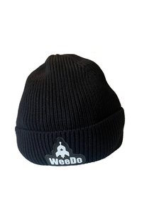 Svart ribbat stickad mössa med uppvikt kant. Har en kontrasterande svart och vit logotyp som föreställer en raket med texten "WeeDo."