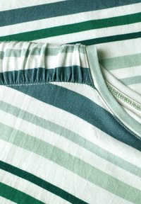Camisa a rayas verdes y blancas con cuello fruncido, textura de algodón suave y rayas de diferentes anchos en tonos claros y oscuros.