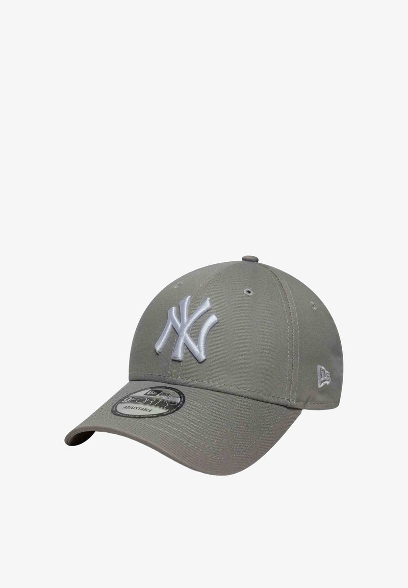Casquette de baseball grise ajustable avec logo "NY" brodé en blanc et étiquette New Era sur la visière avant.
