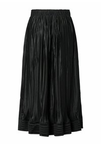 Sort plisseret nederdel med elastisk linning og flæsekant. Stoffet har en blank finish, der skaber et struktureret, lagdelt udseende.