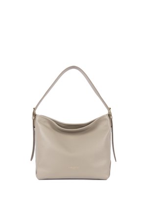 Borsa a tracolla in pelle beige con una tracolla larga, bordo superiore curvo e delicato marchio dorato centrato vicino al fondo.
