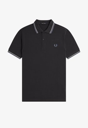 Polo negro de manga corta con tapeta de dos botones, cuello y puños a rayas y un pequeño logotipo de laurel en el pecho.