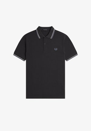 Polo negro de manga corta con tapeta de dos botones, cuello y puños a rayas y un pequeño logotipo de laurel en el pecho.