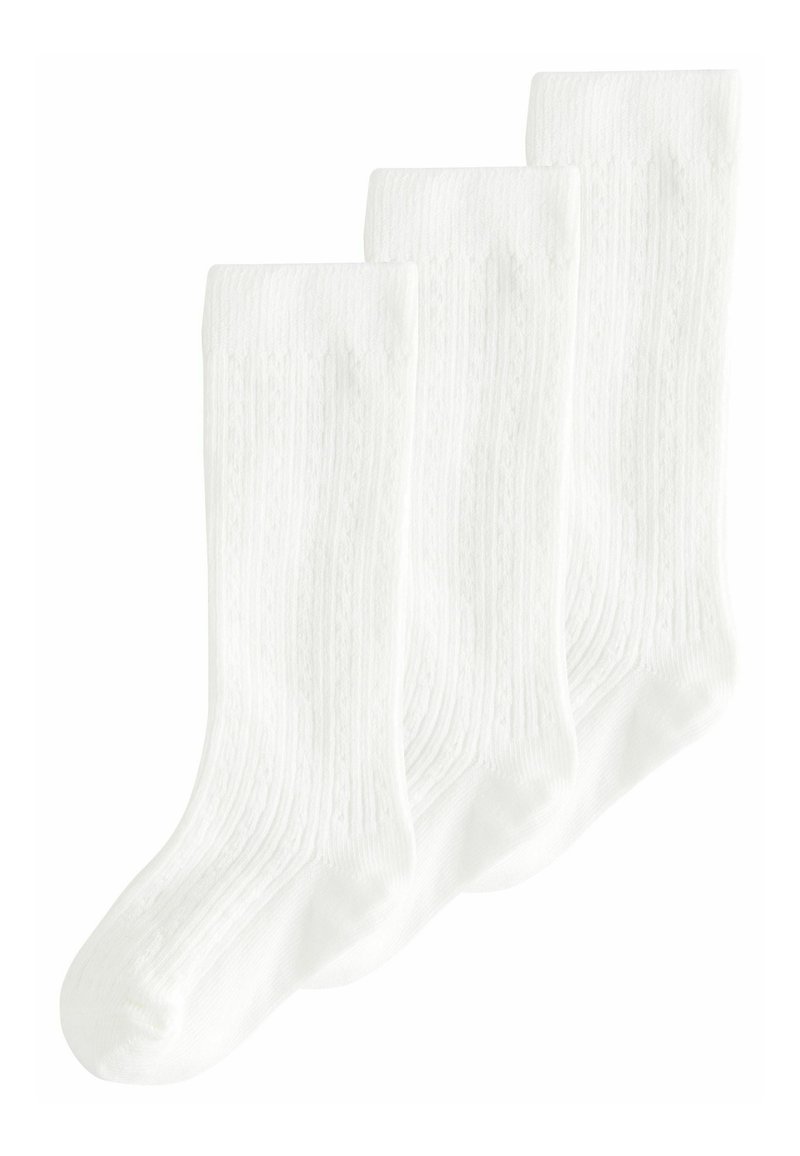 Drie paar witte kniekousen met ribbeltextuur en versterkte tenen. Gemaakt van een zachte, lichte stof.