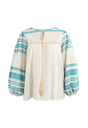 Fehér blúz kék mintás ujjakkal, kerek nyakkivágással, ráncolt ballon ujjal, és hátul megkötős, bojtós záródással.