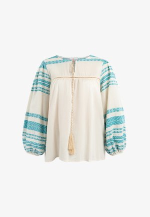 Balta blūze ar zilo rakstu piedurknēm, ar apaļu kakla izgriezumu, saplacinātām balona piedurknēm un saišu aizdari ar pušķi aizmugurē.