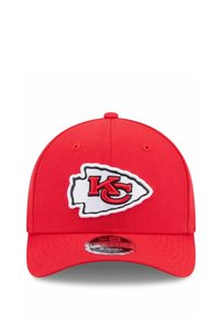 Rote Baseballkappe mit einem gestickten weißen und schwarzen Logo der Kansas City Chiefs auf der Vorderseite, mit gebogenem Schirm und verstellbarem Riemen.