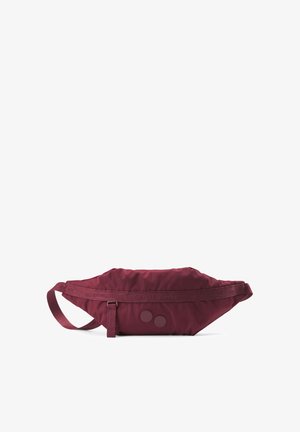 Sac banane bordeaux en nylon, avec une texture lisse, une forme plate et deux boutons ronds sur le devant. Comprend une sangle ajustable.