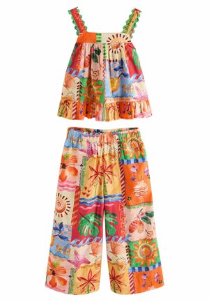 Ținută colorată din două piese, cu top fără mâneci și pantaloni având modele abstracte cu flori, soare, frunze și stele de mare în tonuri calde.