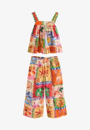 Ținută colorată din două piese, cu top fără mâneci și pantaloni având modele abstracte cu flori, soare, frunze și stele de mare în tonuri calde.