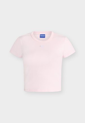 Lyserød kortærmet ribbet cropped T-shirt med rund hals og lille rektangulært logo-patch under halsudskæringen.
