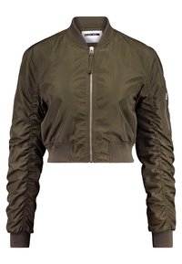 Oliwkowa damska krótka kurtka bomberka z marszczonymi długimi rękawami, zamek błyskawiczny z przodu, ściągacze przy mankietach i dolnej krawędzi oraz kieszeń na zamek błyskawiczny na lewym ramieniu.