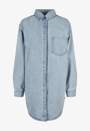 Gaiši zilas džinsa krekls ar pogu aizdares apkakli, prieksējo kabatu, garām piedurknēm un izliektu malu apakšā. Audums ir mīksts un ar teksturētu virsmu.