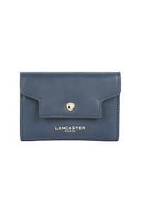 Portafoglio in pelle blu con patta e chiusura a bottone automatico, caratterizzato da un branding dorato "Lancaster Paris" sul davanti.