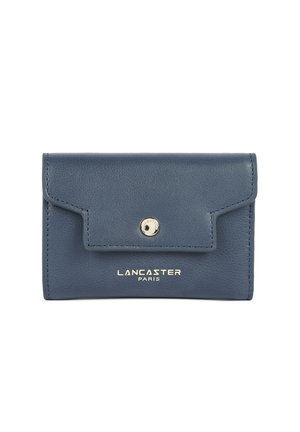 Portafoglio in pelle blu con patta e chiusura a bottone automatico, caratterizzato da un branding dorato "Lancaster Paris" sul davanti.