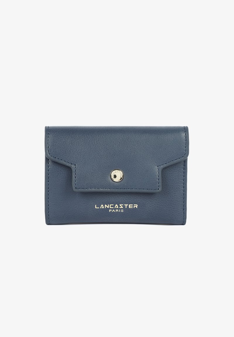 Portafoglio in pelle blu con patta e chiusura a bottone automatico, caratterizzato da un branding dorato "Lancaster Paris" sul davanti.