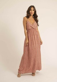 Robe maxi à imprimé floral rouge, sans manches avec décolleté en V, taille élastique et silhouette fluide. Fabriquée dans un tissu léger et doux.
