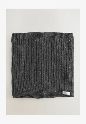 Tamsiai pilkas megztas kaklo šalikėlis su pūstomis tekstūromis ir baltomis dėmėmis. Apatinėje dalyje yra siuvinėta 3M etiketė.