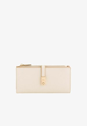 Cartera rectangular beige con cremallera dorada y cierre de presión, que cuenta con una correa delgada y un detalle de herrajes en tono dorado en el frente.