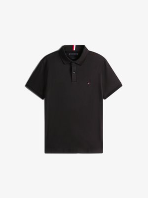 Polo noir en coton lisse, avec un col, des manches courtes et un petit logo brodé sur la poitrine avec des accents rouges et blancs.