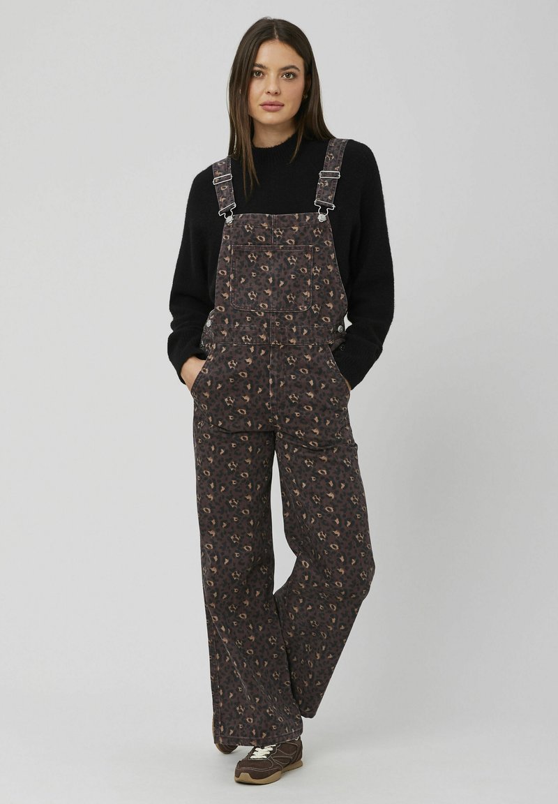 Salopette marron à motifs, ample avec des jambes larges, arborant un imprimé léopard. Bretelles réglables et poches avant.