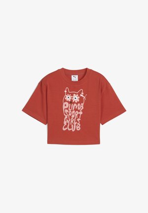 Rød kortærmet t-shirt lavet af bomuld med en afslappet pasform. Har et hvidt grafik af en kat med blomster og teksten "PUMA SPORT GIRLS CLUB."
