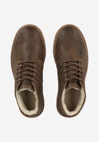 Bottes courtes en cuir marron avec finition texturée, bout rond et design à lacets. Caractéristiques : doublure en polaire douce de couleur claire et semelles durables.