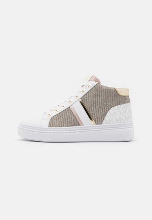 Baskets montantes avec une semelle en caoutchouc blanche, dessus en tissu présentant un motif rayé beige et gris, accents dorés et détail du logo sur le talon.