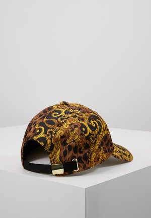 Baseballkappe mit Leopardenmuster und filigranen goldenen Barockmustern, ausgestattet mit einem verstellbaren schwarzen Riemen und goldener Schnalle.