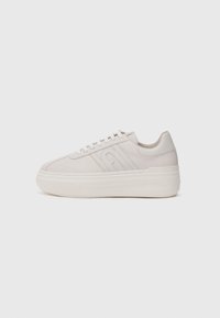 Sneakers bianchi in pelle con suola piatta, punta arrotondata e design minimalista. Presentano dettagli testurizzati sui lati e chiusura con lacci.