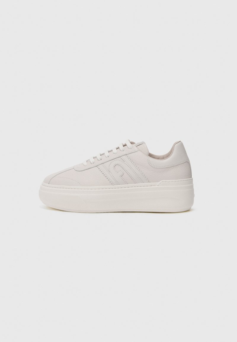 Sneakers bianchi in pelle con suola piatta, punta arrotondata e design minimalista. Presentano dettagli testurizzati sui lati e chiusura con lacci.