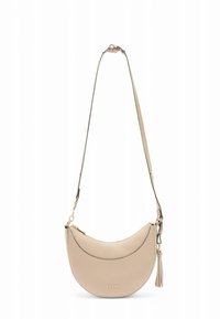 Sac bandoulière en cuir beige de forme croissant, avec une quincaillerie dorée et un détail pompon, équipé d'une sangle réglable et de surpiqûres décoratives.