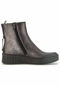 Czarne botki za kostkę z ekoskóry z bocznymi zamkami błyskawicznymi, okrągłym noskiem oraz masywną czarną, żłobioną podeszwą, która zapewnia dodatkową wysokość i przyczepność.