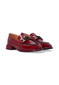 Rode lakleren loafers met een ronde neus, lage blokhak en een zwarte leren band met gouden accenten.