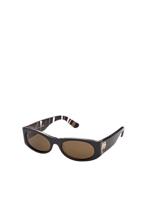 Schwarze Sonnenbrille mit braunen Gläsern, elegantes Design und einem goldenen Dekorakzent am Gestell. Gestreiftes Muster an den Bügeln.