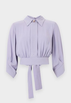 Κοντή μπλούζα από λεβάντα με μακριά μανίκια, φαρδύ γιακά, κουμπιά μπροστά, ελαστική μέση με διακοσμητική πέτρα «EF» και κορδόνι στη μέση.