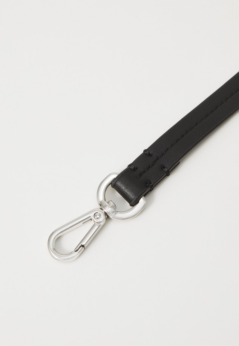 Zwarte leren riem met zilverkleurige metalen hardware, voorzien van een karabijnhaak en gestikt detail langs de gehele lengte.