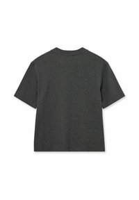 Graues Baumwoll-T-Shirt mit kurzen Ärmeln, rundem Ausschnitt und einem minimalistischen Logo-Detail auf der Rückseite. Weiche Textur und normale Passform.