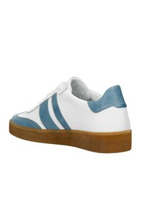 Sneaker bianco con accenti in camoscio blu, caratterizzato da una superficie testurizzata, punta rotonda e suola in gomma marrone. Inclusi lacci e dettagli cuciti.