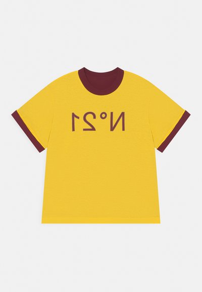 T-shirt amarela com colarinho e detalhes nas mangas em bordo, apresentando uma proeminente estampa invertida "N°21" em bordô. Material de algodão, ajuste descontraído.