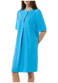 Blaues kurzärmliges Kleid mit rundem Ausschnitt, einer einzelnen Brusttasche und einem lässigen Schnitt. Hergestellt aus einem glatten Stoff mit leicht glänzender Textur.