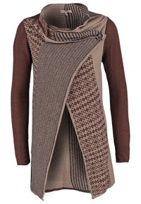 Sweterkowy kardigan z długim rękawem z asymetrycznym przodem, mieszanką brązowych i beżowych wzorów oraz zapinanym na guziki kołnierzem typu komin.